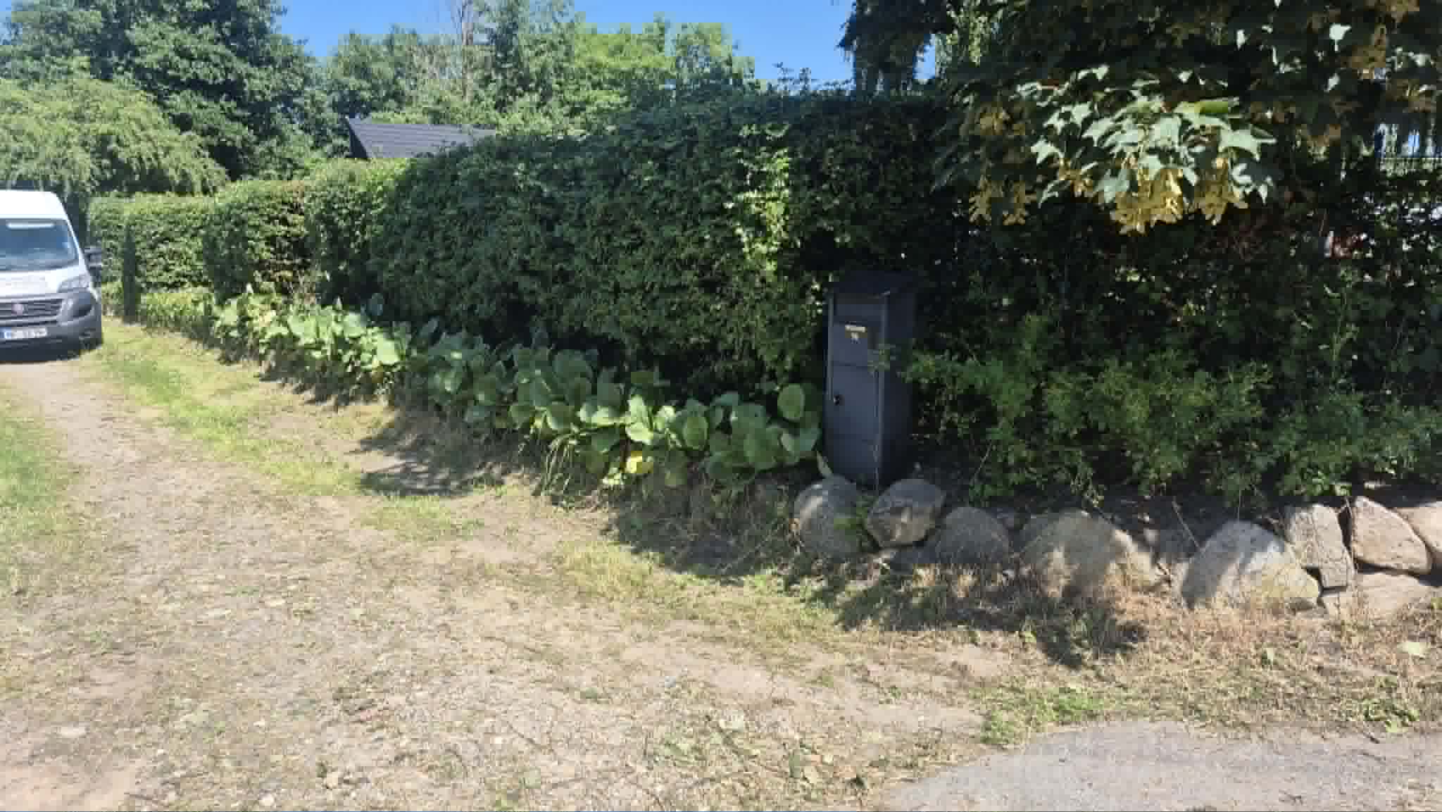 Indkørsel og postkasse – efter